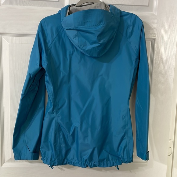 Patagonia womens rain jacket is bright blue. - Picture 2 of 5